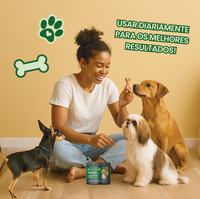 Mulher sorridente alimentando seus cães com o suplemento Mimi & Pipo, incentivando o uso diário para melhores resultados na saúde pet.